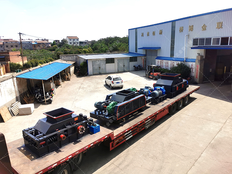 1200*1200雙齒輥破碎機，兩臺900*900軌道移動雙齒輥破碎機發往云南