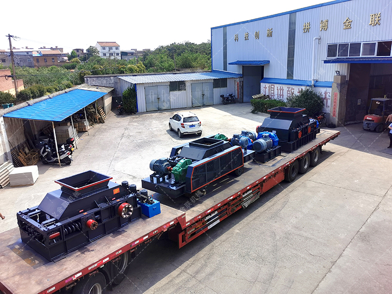 1200*1200雙齒輥破碎機，兩臺900*900軌道移動雙齒輥破碎機發往云南