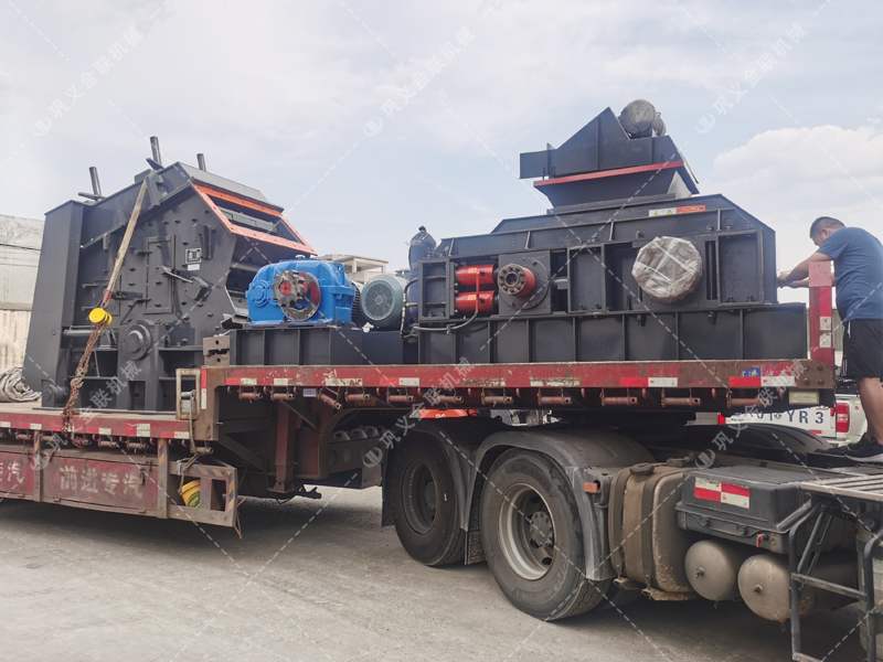 1000*700液壓對輥制砂機(jī)，1210反擊破發(fā)往四川