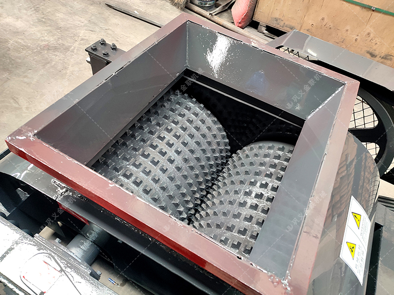 雙齒輥與光面輥差異解析：煤矸石破碎該選哪種對輥設備？